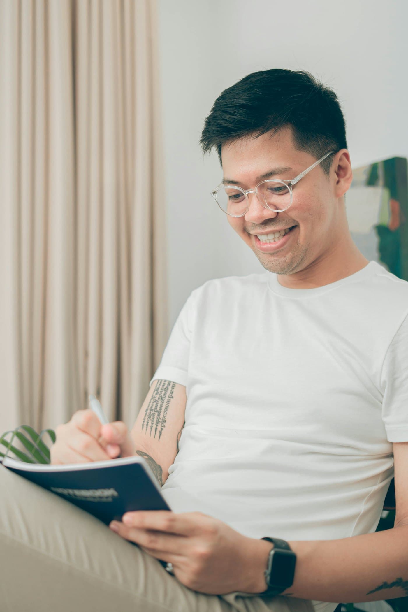 Minh Khôi cười, ghi vào sổ tay (ảnh mẫu)