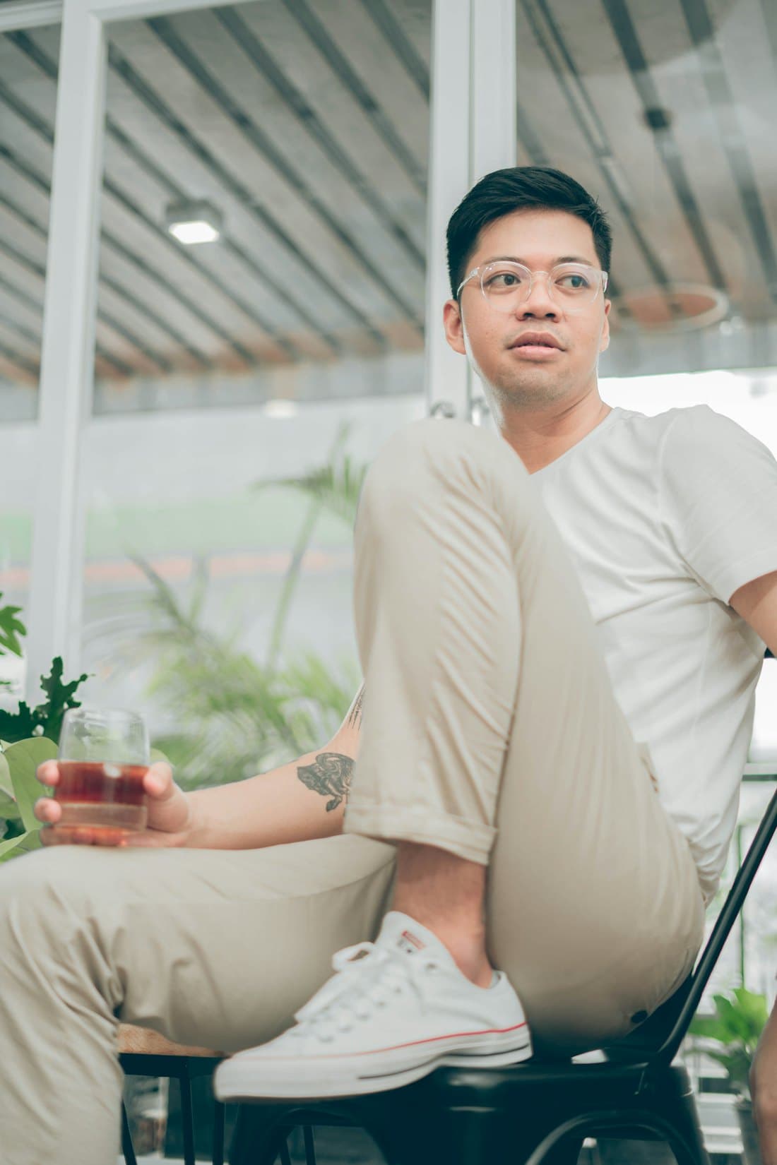 Minh Khôi ngồi nghỉ, tay cầm ly nước (ảnh mẫu)